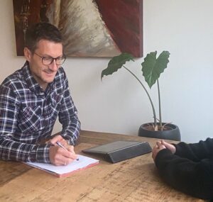 Personeel werven? Wij zijn oprecht nieuwsgierig naar jouw organisatie, uitdagingen en specifieke zaken die jouw bedrijf uniek maken. Want alleen als cultuur, waarden, uitdagingen en ambities van de organisatie passen bij die van de kandidaat zal dit leiden tot een vruchtbare samenwerking.